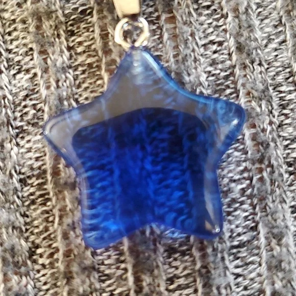 Glass star pendant necklace - Picture 2 of 3